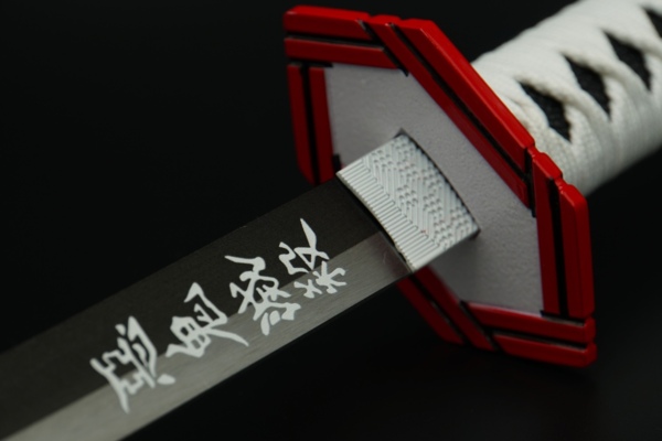Demon Slayer, Giyu Tomiokas Katana - Habaki og Tsuba