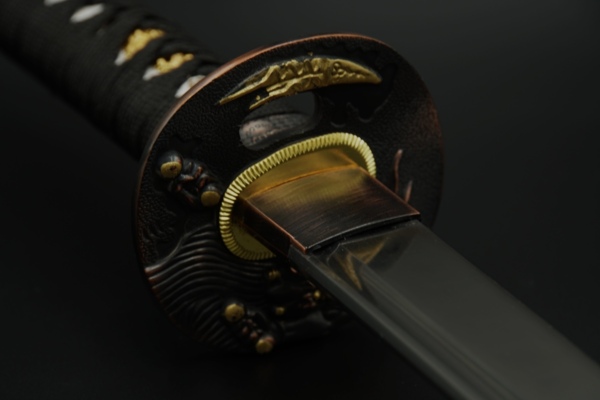katana "Halvt Håndlavet" - Habaki og Tsuba