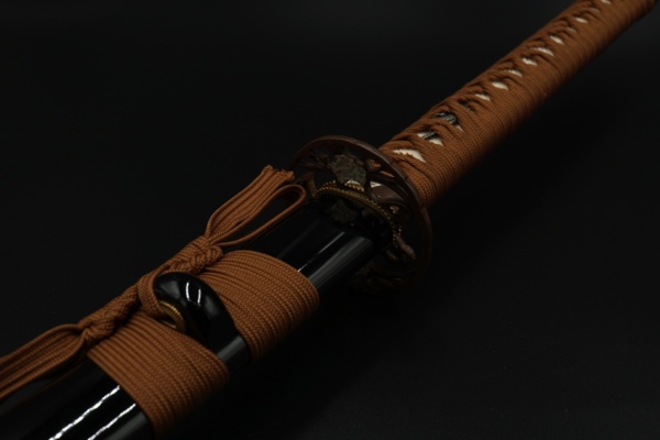 John Lee Tsuru Katana - Sageo og Tsuba