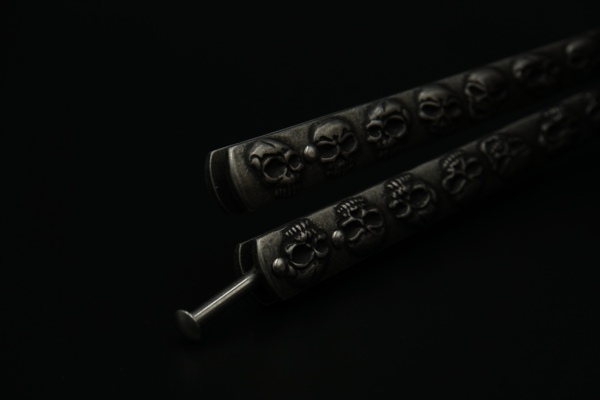 Albainox, Butterfly Kniv Til Træning - Stone Finished Skulls - Skæfte