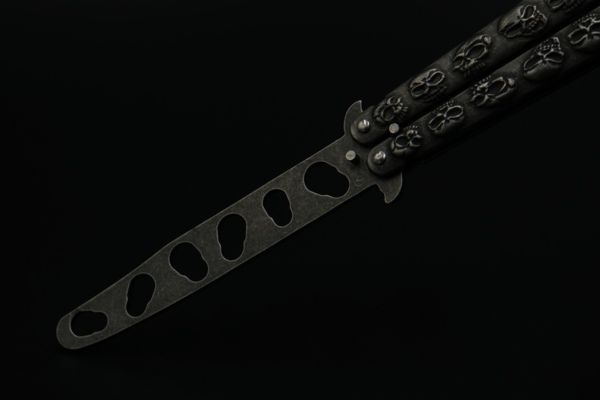 Albainox, Butterfly Kniv Til Træning - Stone Finished Skulls - Klinge