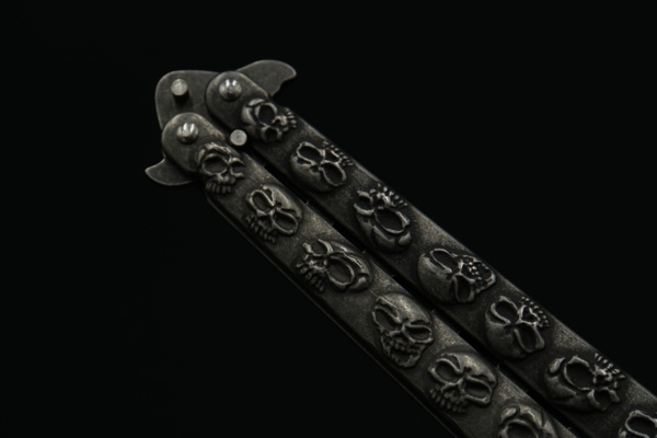 Albainox, Butterfly Kniv Til Træning - Stone Finished Skulls - Samling