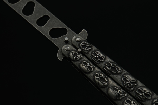 Albainox, Butterfly Kniv Til Træning - Stone Finished Skulls - Samling