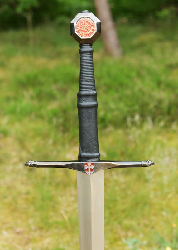 Black Knightly Sword – Middelaldersværd med Tempelriddermotiver og Sort Skede - Greb