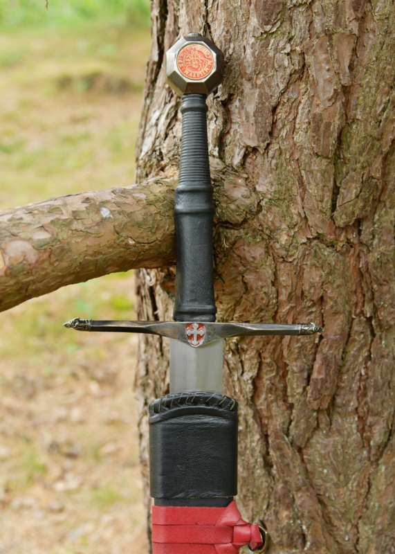 Black Knightly Sword – Middelaldersværd med Tempelriddermotiver og Sort Skede - Greb
