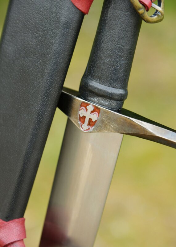 Black Knightly Sword – Middelaldersværd med Tempelriddermotiver og Sort Skede - Parerstang