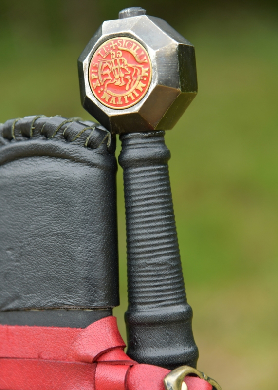 Black Knightly Sword – Middelaldersværd med Tempelriddermotiver og Sort Skede - Pommel